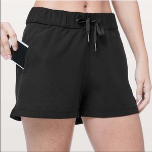 Lululemon on the fly short 2.5